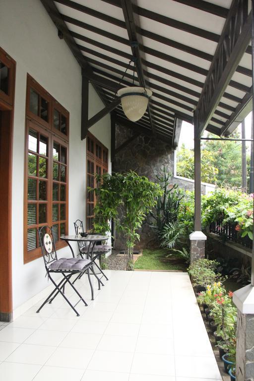 Bed And Breakfast Tomang Jakarta Exterior foto