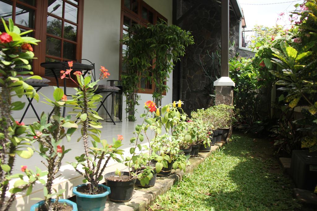 Bed And Breakfast Tomang Jakarta Exterior foto